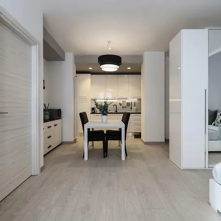 Center - Porta Romana Apartman *
